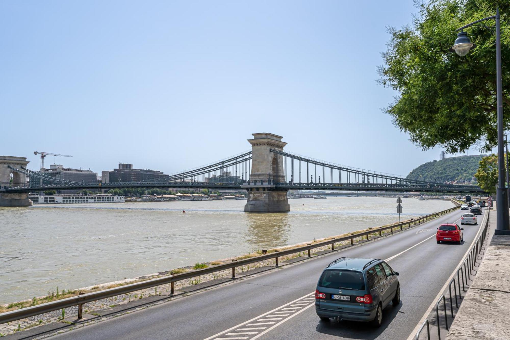 Danube Waterfront View At Chain Bridge Budapest Exterior photo